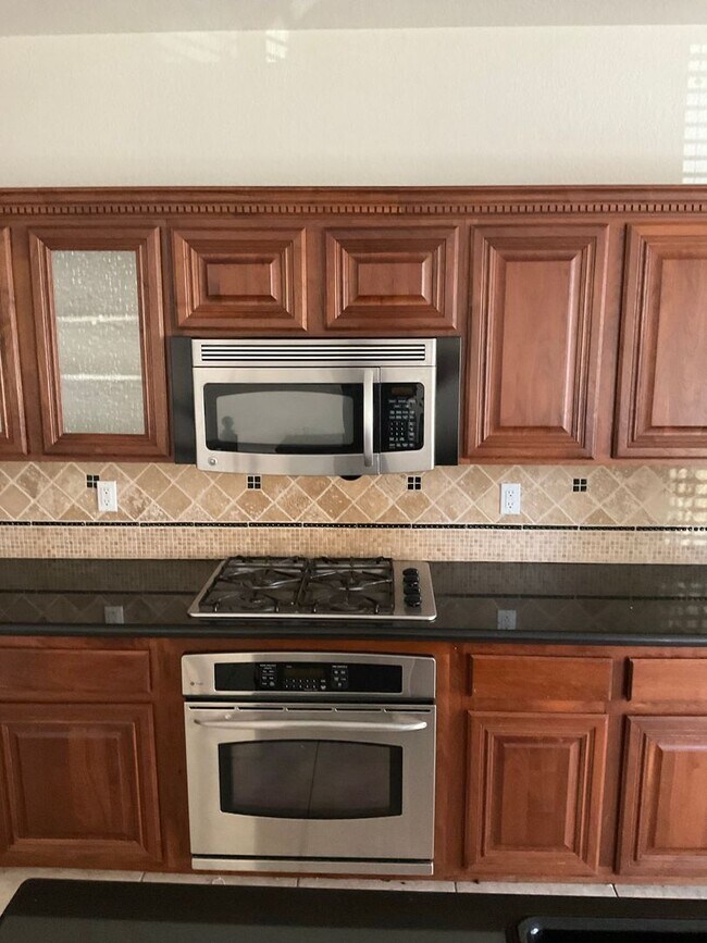 Building Photo - Upgraded 3-Bed, 3-Bath Home – All En-Suite...