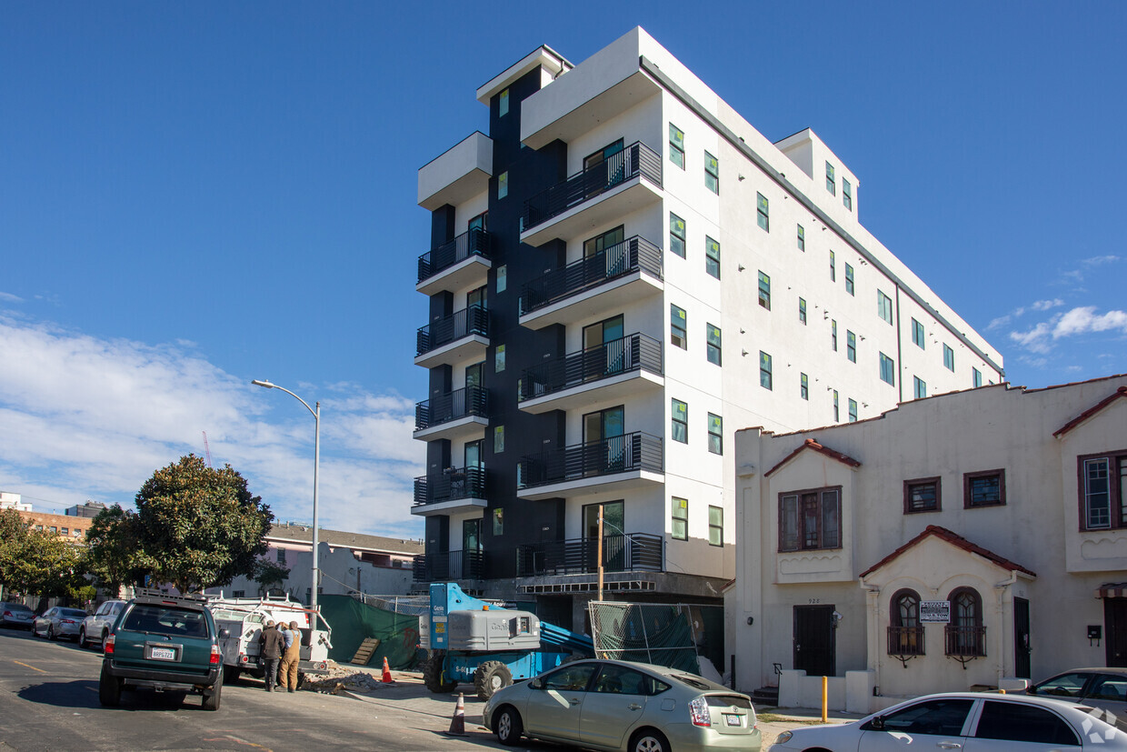 Building Photo - 924 S Catalina St