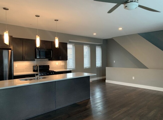 Building Photo - Beautiful Two Bedroom Condo w/ Rooftop Patio