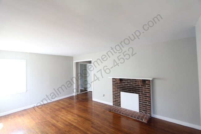 Building Photo - 3 Bedroom, 1.5 Bath! New on the Market and...