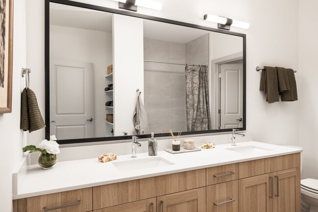 Building Photo - Alexan 505