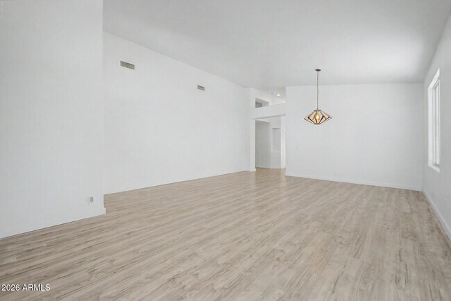 Foto del edificio - 7251 E Lakeview Ave