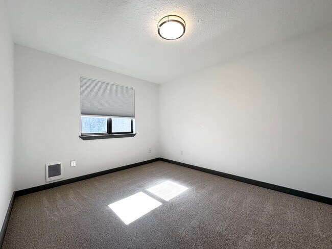 Foto del edificio - 2 Bed 1 Bath Duplex Freshly Renovated Near Glendoveer Golf Course!
