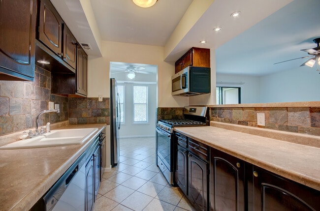 Building Photo - 2210 Country Club Dr