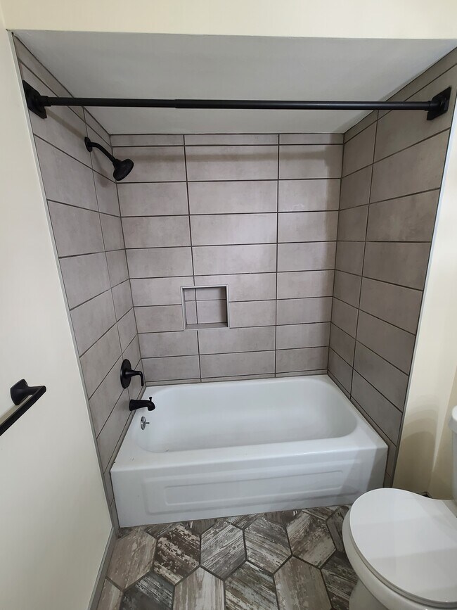 Ducha - 966 Bloomfield Village Blvd