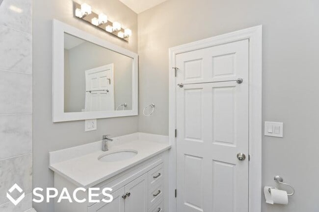 Building Photo - 4 bedroom in Chicago IL 60613