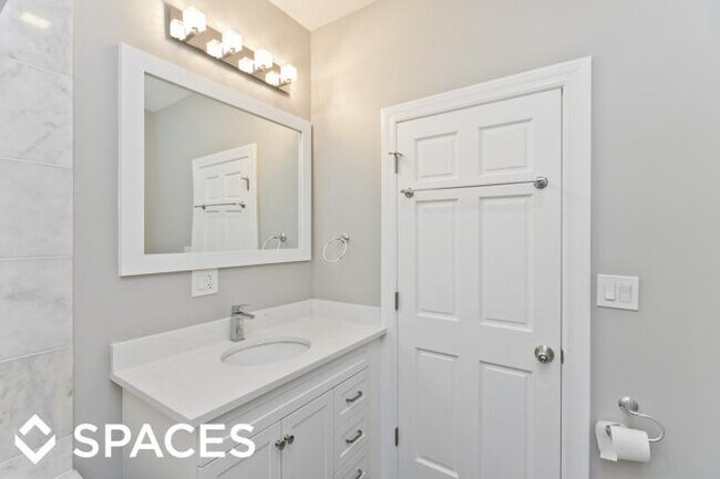 Foto del edificio - 4 bedroom in Chicago IL 60613