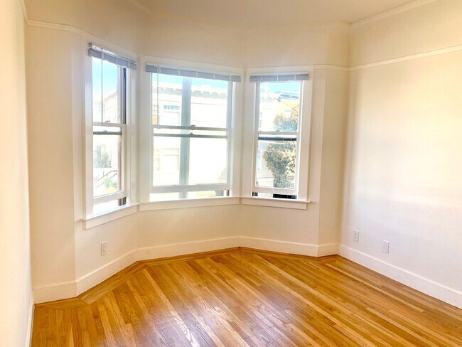 Foto del edificio - Richmond Dist. Bright 1 Bed/! Bath Flat w/ Hardwood Floors and Walk In Closets