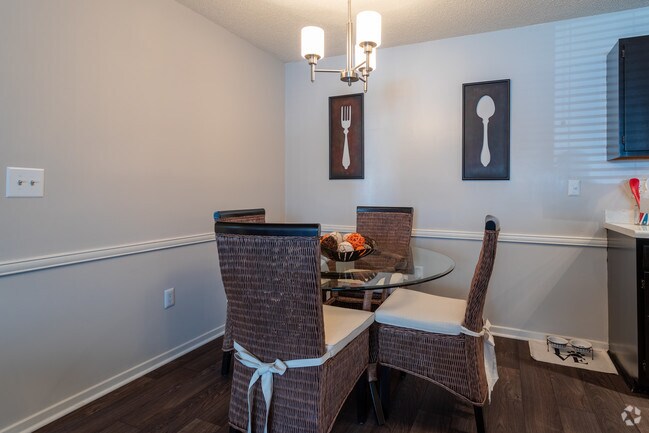 2BR, 2BA - 900 SF - Plantation Flats Apartment Homes