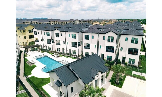 Building Photo - 2802 Grand Fountains Dr