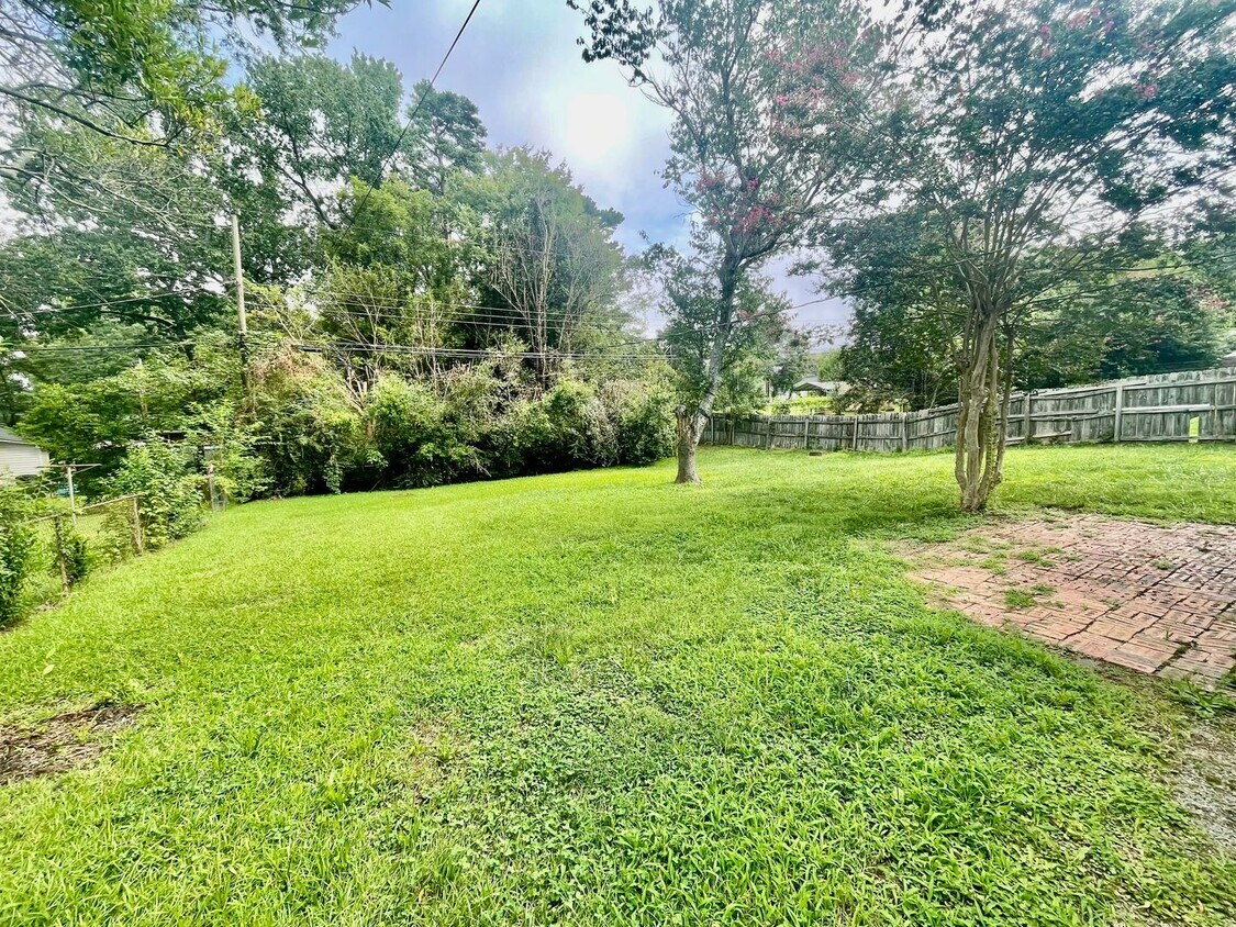 Foto del edificio - 4205 Oak Forest Dr