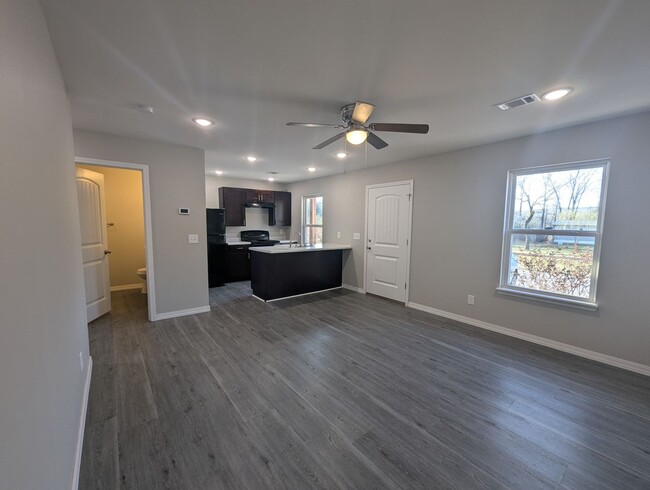 Foto del edificio - 2 Bedroom/2 Bathroom Triplex Unit in South...