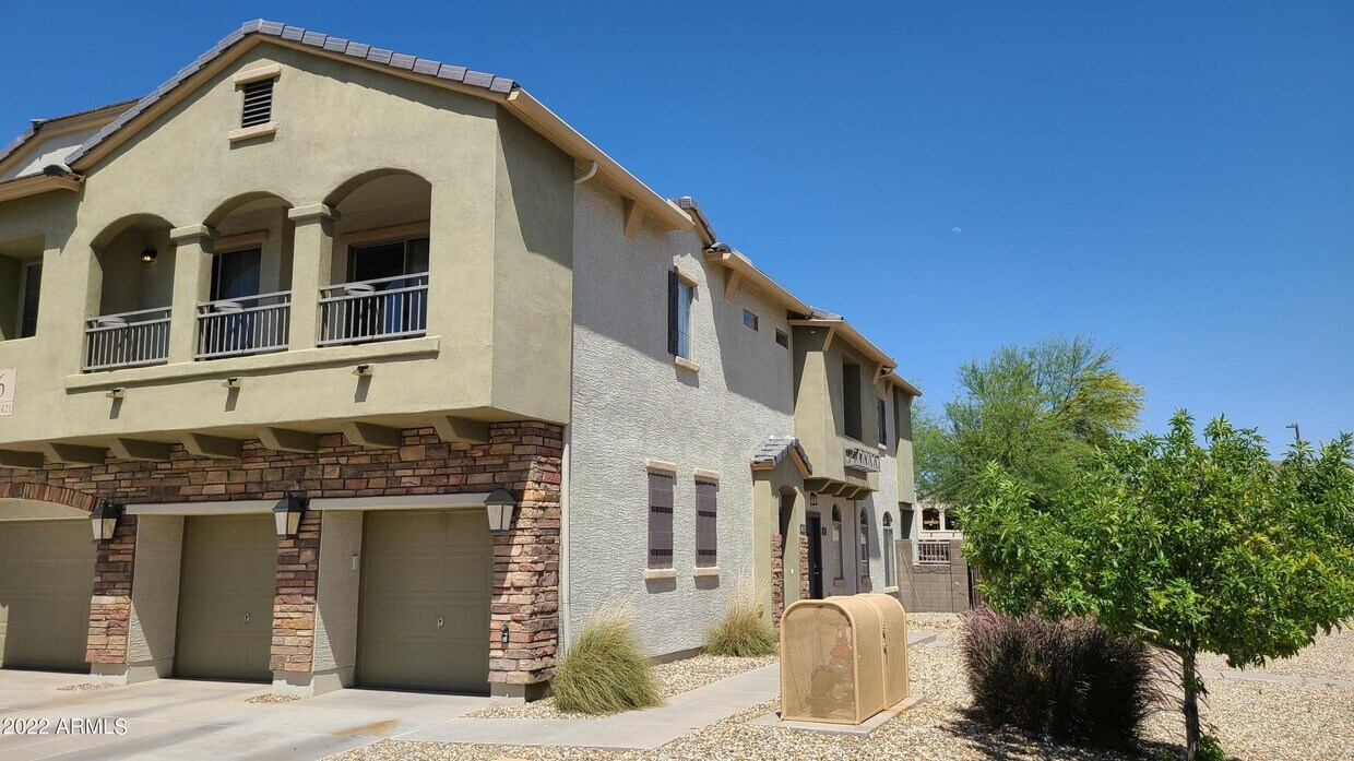 Foto principal - 413 N 168th Ln