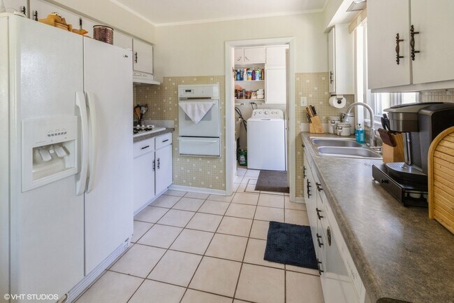 Building Photo - 347 N Martha St