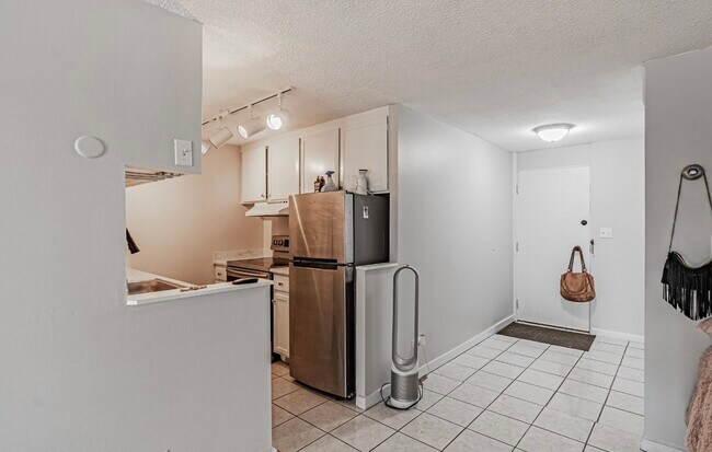 Building Photo - 799 Dahlia St