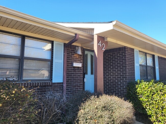Building Photo - 42 Thompson Dr