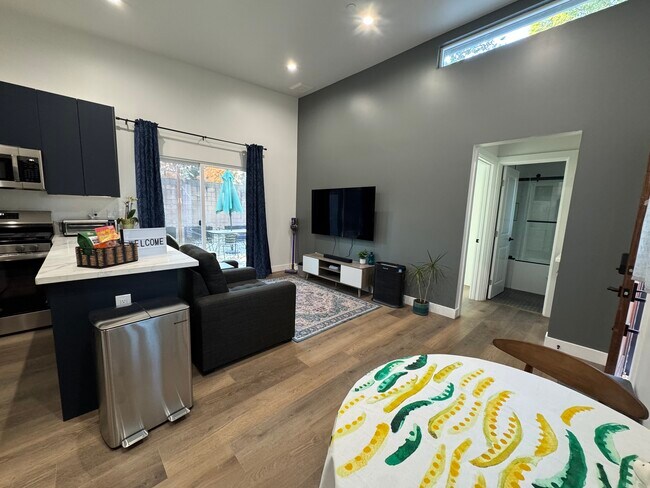 Sala de estar con Smart LG OLED TV - 23402 Collins St