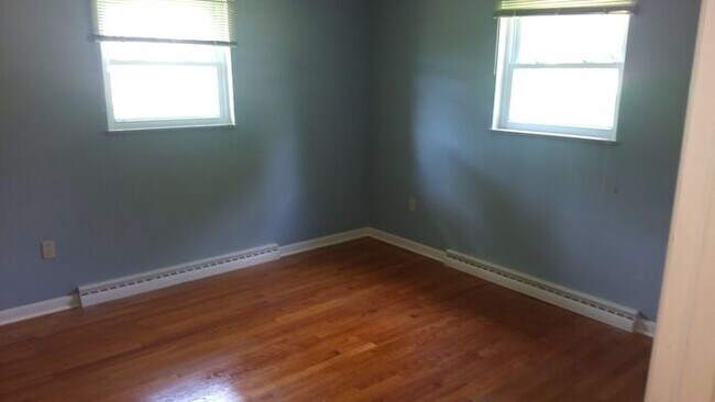 Building Photo - Beautiful 3 bed 2 bath house with garage.