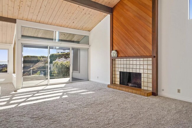 Foto del edificio - 90 Lyford Dr