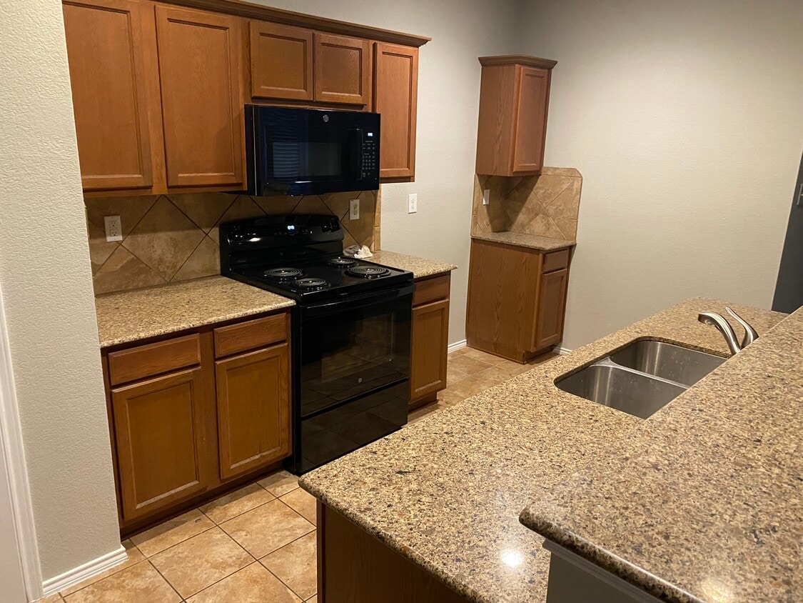 Foto principal - 6225 Tower Ct
