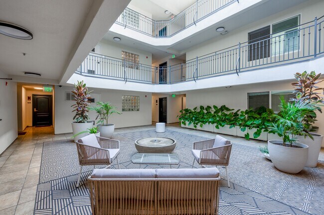 Foto del edificio - 1117 N Orange Dr