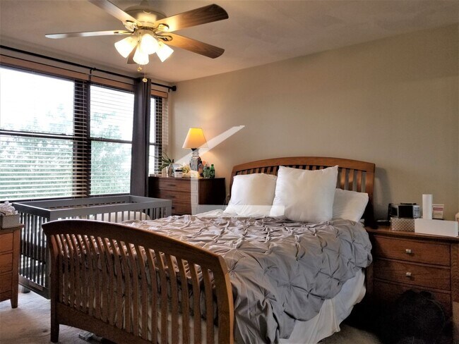 Building Photo - Large 2 levels Townhouse. In-Unit Washer a...