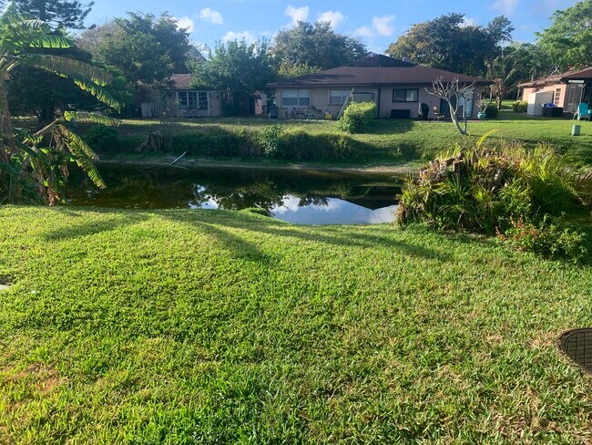 Vista del canal desde el patio trasero - 10222 Pine Dr