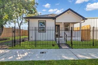 Building Photo - 3440 Bremond St