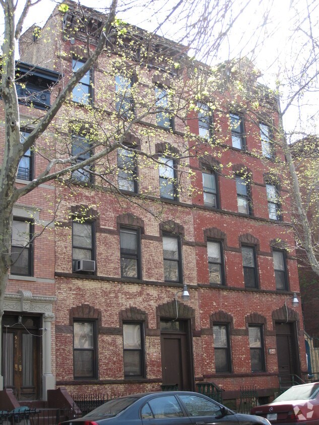 Foto del edificio - 566 Sterling Pl
