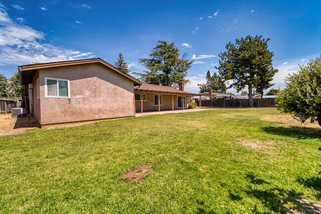 Foto del edificio - 4 bedroom 2 1/2 bath house in Yuba City
