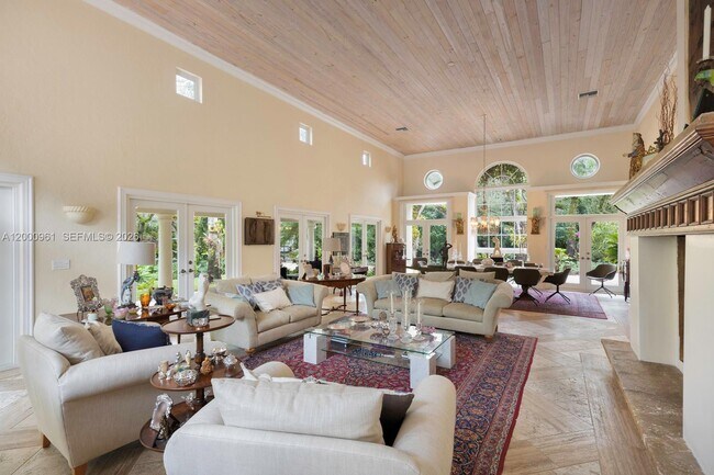 Foto del edificio - 10100 Lakeside Dr