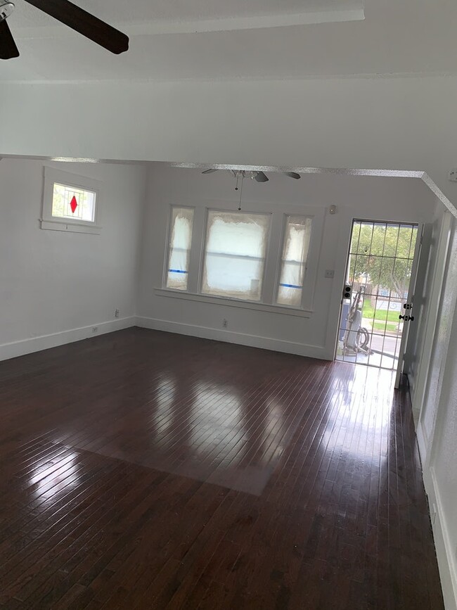 Gran sala de entrada - 3146 2nd Ave