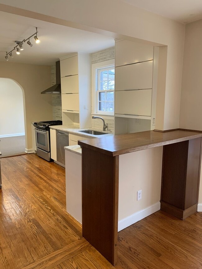 Building Photo - Seneca Gardens