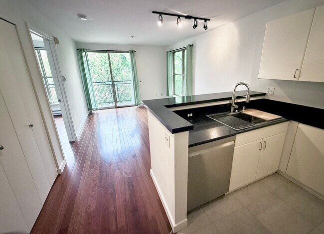 Building Photo - 1323 Boren Ave