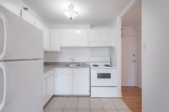 Building Photo - 10205 Ave de Bois-de-Boulogne