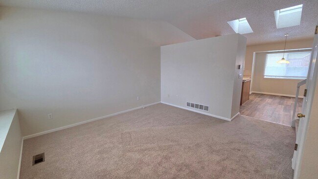 Building Photo - Charming 3 Bedroom and 3 Bath In Rock Creek!