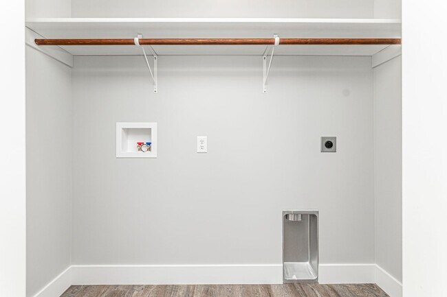 Foto del edificio - Please View 3D Virtual Walk-Through Before Scheduling a Showing