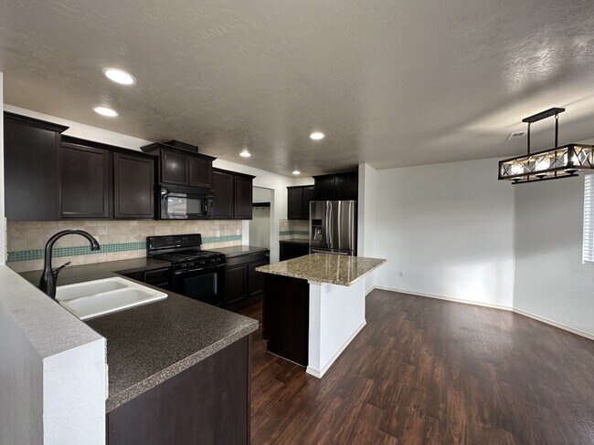 Building Photo - 1100 SW Colonial