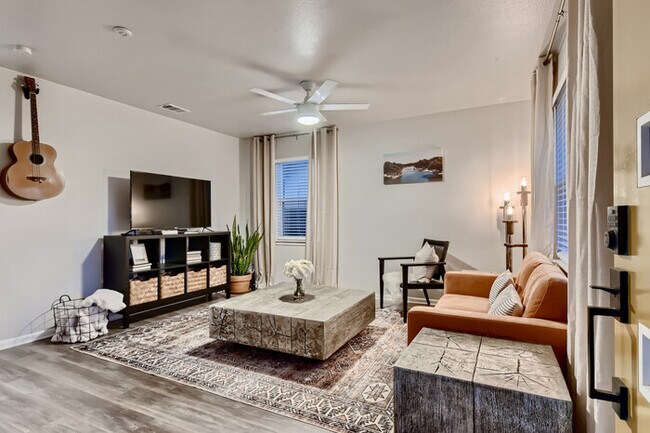 Building Photo - Desert Willow @ 808B-Walk to the Square!