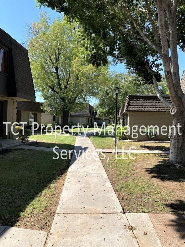 Building Photo - Awesome 3 Bedroom Townhome in Tempe!
