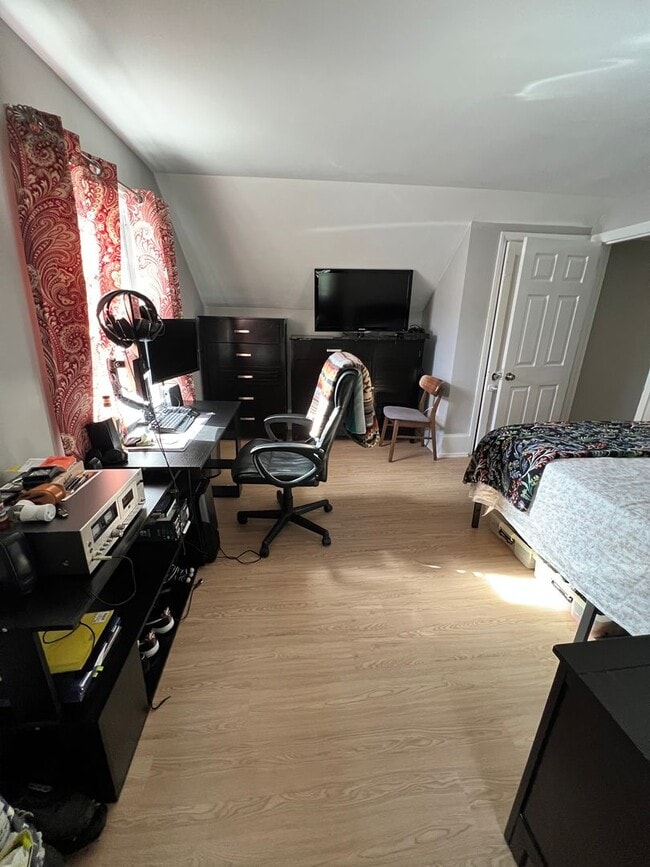 Building Photo - Pennington Rd, Ewing, NJ – 6BR / 2BA. Large single-family home near TCNJ with spacious driveway