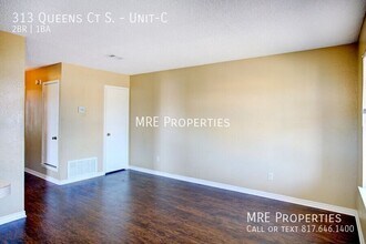 Building Photo - 313 Queens Ct S