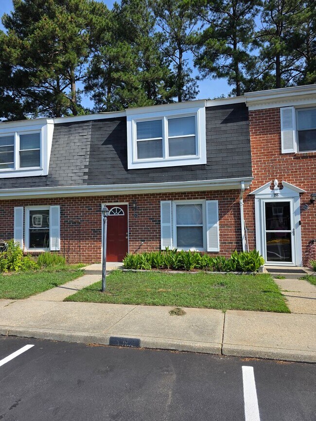 Foto del edificio - Move in Ready Townhouse l!