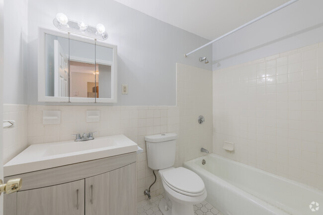 1 BR, 1 BA Bathroom - Les Chateaux Apartments