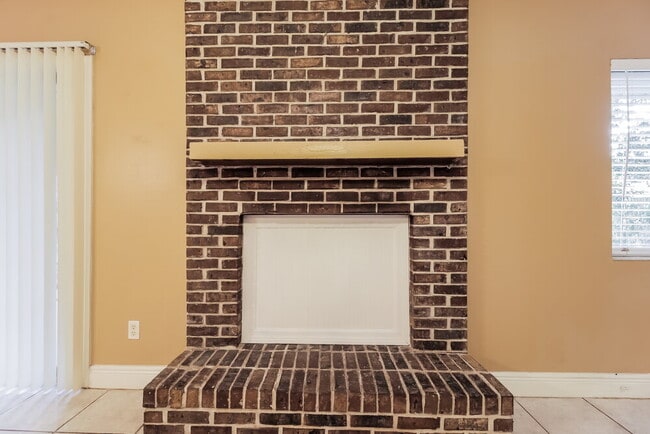 Building Photo - 647 Redwood Dr