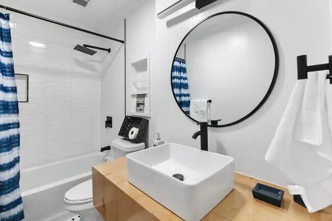 Foto del edificio - 7009 Whispering Oaks Dr
