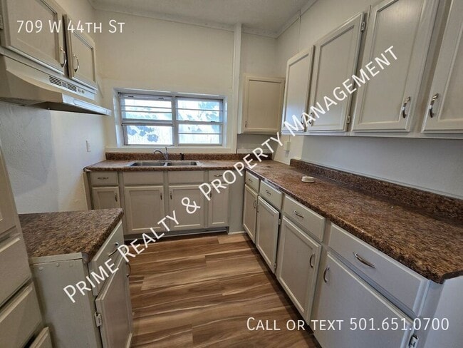 Building Photo - 709 W 44th St