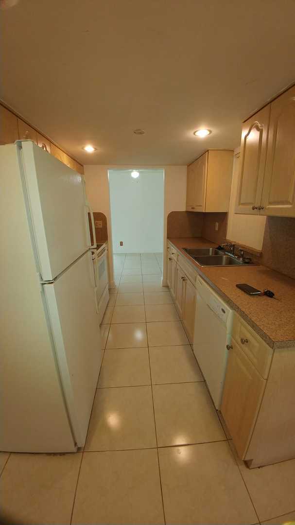 Foto del edificio - Beautiful Renovated 3/1 | Limited-Time Lab...