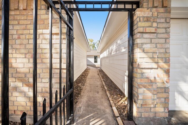 Foto del edificio - 1426 Twining Oaks Ln