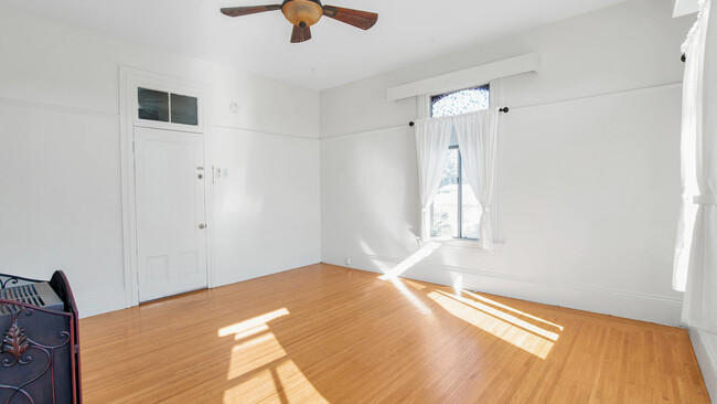 Building Photo - 3014 Encinal Ave